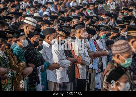 I musulmani indonesiani eseguono la preghiera di Eid al-Fitr a Gumuk Pasir (duna di sabbia), Parangkusumo Beach a Bantul, Yogyakarta, Indonesia il 2 maggio 2022. I musulmani di tutto il mondo celebrano Eid al-Fitr con le loro famiglie che segnano la fine del Ramadan. (Foto di Rizqullah Hamiid/NurPhoto) Foto Stock