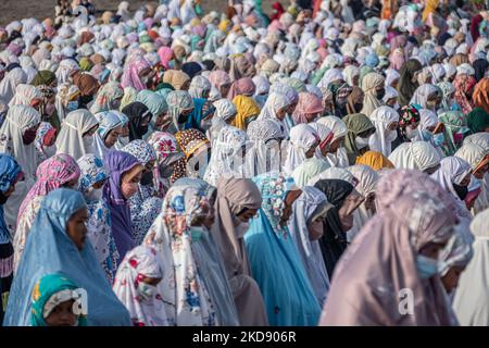 I musulmani indonesiani eseguono la preghiera di Eid al-Fitr a Gumuk Pasir (duna di sabbia), Parangkusumo Beach a Bantul, Yogyakarta, Indonesia il 2 maggio 2022. I musulmani di tutto il mondo celebrano Eid al-Fitr con le loro famiglie che segnano la fine del Ramadan. (Foto di Rizqullah Hamiid/NurPhoto) Foto Stock