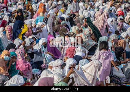 I musulmani indonesiani si riuniscono per eseguire la preghiera di Eid al-Fitr a Gumuk Pasir (duna di sabbia), Parangkusumo Beach a Bantul, Yogyakarta, Indonesia, il 2 maggio 2022. I musulmani di tutto il mondo celebrano Eid al-Fitr con le loro famiglie che segnano la fine del Ramadan. (Foto di Rizqullah Hamiid/NurPhoto) Foto Stock