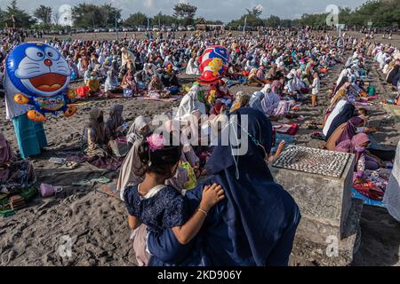 I musulmani indonesiani si riuniscono per eseguire la preghiera di Eid al-Fitr a Gumuk Pasir (duna di sabbia), Parangkusumo Beach a Bantul, Yogyakarta, Indonesia, il 2 maggio 2022. I musulmani di tutto il mondo celebrano Eid al-Fitr con le loro famiglie che segnano la fine del Ramadan. (Foto di Rizqullah Hamiid/NurPhoto) Foto Stock