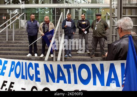 Un unionista legge le loro lamentele sulle scale del tribunale di Tolosa. Alcune decine di poliziotti si sono riuniti davanti al tribunale di tolosa, chiamato dai sindacati della polizia: Alliance, UNSA Police e Synergie. Protestano contro la decisione del posecutore di Parigi di incrimandare un poliziotto per "omicidio volontario”. Ha ucciso due persone e ne ha gravemente ferito un'altra quando ha usato la sua mitragliatrice leggera a Parigi il 24th aprile. I sindacati dei poliziotti chiedono la creazione di 'presomption di difesa legittime' per loro come il Segretario di 'Alliance Police, Fabien Vanhemelryck, ha detto 'The Foto Stock