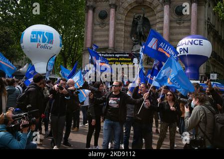 I membri delle organizzazioni sindacali di polizia si sono dimostrati a Parigi il 2 maggio 2022 per protestare contro l'accusa di "massacro volontario" da parte dell'ufficiale di polizia francese che ha ucciso due uomini che presumibilmente hanno forzato un controllo sul Pont-Neuf a Parigi il 24 aprile 2022, ore dopo che Emmanuel Macron ha celebrato la rielezione nelle vicinanze. (Foto di Quentin Veuillet/NurPhoto) Foto Stock