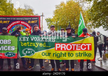 Londra, Regno Unito. 05th Nov 2022. I membri del RMT, tra cui il presidente Alex Gordon (al centro a sinistra), hanno un banner RMT (Rail, Maritime and Transport Workers Union) durante la manifestazione a Victoria Embankment. Migliaia di persone di vari gruppi hanno partecipato all'Assemblea popolare la Gran Bretagna è rotta attraverso Central London chiedendo elezioni generali, la fine della regola della Toria, e l'azione sul costo della vita e la crisi climatica. Credit: SOPA Images Limited/Alamy Live News Foto Stock