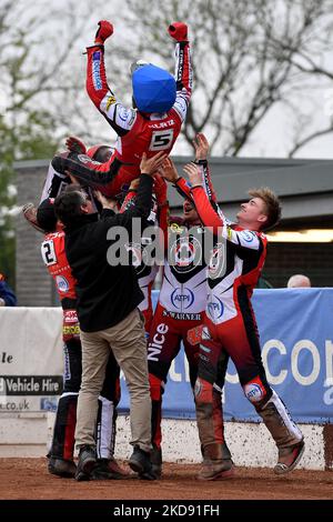 Brady Kurtz (Capitano) di Belle Vue ‘ATPI’ Aces ottenere le dossi dopo la sua massima performance durante la SGB Premiership match tra Belle Vue Aces e Peterborough presso il National Speedway Stadium, Manchester Lunedi 2nd maggio 2022. (Foto di Eddie Garvey/MI News/NurPhoto) Foto Stock