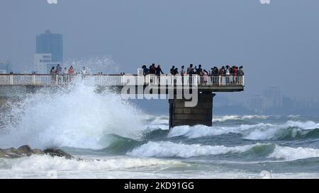 Onde di mare crash in a vicino da rocce come Sri Lanka sono visti su un ponte dopo aver partecipato a una protesta chiedendo al presidente Gotabaya Rajapaksa di scendere a Galle Face a Colombo, Sri Lanka. Lunedì 2 maggio 2022. (Foto di Tharaka Basnayaka/NurPhoto) Foto Stock