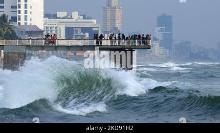 Onde di mare crash in a vicino da rocce come Sri Lanka sono visti su un ponte dopo aver partecipato a una protesta chiedendo al presidente Gotabaya Rajapaksa di scendere a Galle Face a Colombo, Sri Lanka. Lunedì 2 maggio 2022. (Foto di Tharaka Basnayaka/NurPhoto) Foto Stock