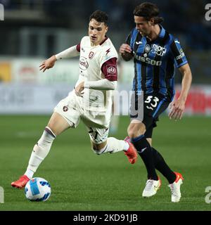 Nadir Zortea (US Salernitana 1919) e Hans Hateboer (Atalanta BC) durante la serie di calcio italiano A match Atalanta BC vs US Salernitana il 02 maggio 2022 allo Stadio Gewiss di Bergamo (Foto di Francesco Scaccianoce/LiveMedia/NurPhoto) Foto Stock