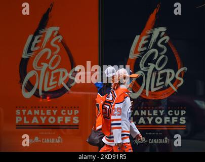 Centinaia di fan di Edmonton Oilers si sono riuniti nell'Ice District Plaza lunedì sera per celebrare la prima partita degli Oilers nei playoff della Stanley Cup 2022. Lunedì 2 maggio 2022, a Edmonton, Alberta, Canada. (Foto di Artur Widak/NurPhoto) Foto Stock