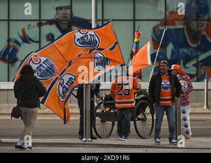 Un gruppo di tifosi visto accanto a Rogers Place Arena. Centinaia di fan di Edmonton Oilers si sono riuniti nell'Ice District Plaza lunedì sera per celebrare la prima partita degli Oilers nei playoff della Stanley Cup 2022. Lunedì 2 maggio 2022, a Edmonton, Alberta, Canada. (Foto di Artur Widak/NurPhoto) Foto Stock