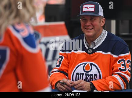 Steve MacIntyre, ex giocatore Oilers alla sessione autografa. Centinaia di fan di Edmonton Oilers si sono riuniti nell'Ice District Plaza lunedì sera per celebrare la prima partita degli Oilers nei playoff della Stanley Cup 2022. Lunedì 2 maggio 2022, a Edmonton, Alberta, Canada. (Foto di Artur Widak/NurPhoto) Foto Stock