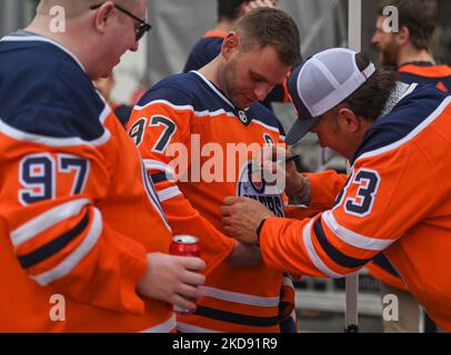 Steve MacIntyre, ex giocatore Oilers alla sessione autografa. Centinaia di fan di Edmonton Oilers si sono riuniti nell'Ice District Plaza lunedì sera per celebrare la prima partita degli Oilers nei playoff della Stanley Cup 2022. Lunedì 2 maggio 2022, a Edmonton, Alberta, Canada. (Foto di Artur Widak/NurPhoto) Foto Stock