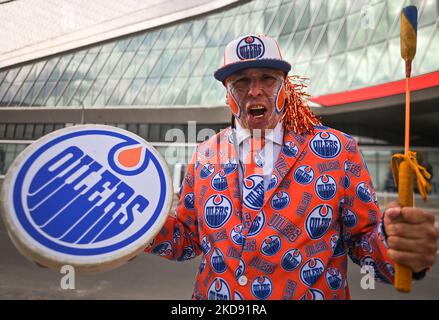 Un fan Oilers visto di fronte a Rogers Place Arena. Centinaia di fan di Edmonton Oilers si sono riuniti nell'Ice District Plaza lunedì sera per celebrare la prima partita degli Oilers nei playoff della Stanley Cup 2022. Lunedì 2 maggio 2022, a Edmonton, Alberta, Canada. (Foto di Artur Widak/NurPhoto) Foto Stock