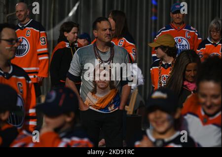 Centinaia di fan di Edmonton Oilers si sono riuniti nell'Ice District Plaza lunedì sera per celebrare la prima partita degli Oilers nei playoff della Stanley Cup 2022. Lunedì 2 maggio 2022, a Edmonton, Alberta, Canada. (Foto di Artur Widak/NurPhoto) Foto Stock