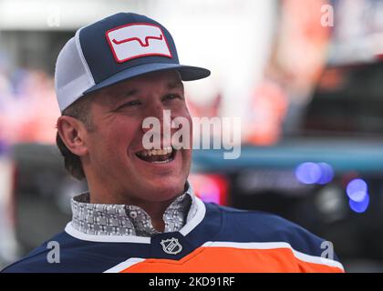 Steve MacIntyre, ex giocatore Oilers alla sessione autografa. Centinaia di fan di Edmonton Oilers si sono riuniti nell'Ice District Plaza lunedì sera per celebrare la prima partita degli Oilers nei playoff della Stanley Cup 2022. Lunedì 2 maggio 2022, a Edmonton, Alberta, Canada. (Foto di Artur Widak/NurPhoto) Foto Stock