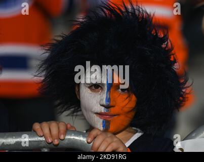 Ventilatore dei giovani Oilers. Centinaia di fan di Edmonton Oilers si sono riuniti nell'Ice District Plaza lunedì sera per celebrare la prima partita degli Oilers nei playoff della Stanley Cup 2022. Lunedì 2 maggio 2022, a Edmonton, Alberta, Canada. (Foto di Artur Widak/NurPhoto) Foto Stock