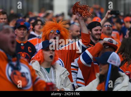 Centinaia di fan di Edmonton Oilers si sono riuniti nell'Ice District Plaza lunedì sera per celebrare la prima partita degli Oilers nei playoff della Stanley Cup 2022. Lunedì 2 maggio 2022, a Edmonton, Alberta, Canada. (Foto di Artur Widak/NurPhoto) Foto Stock