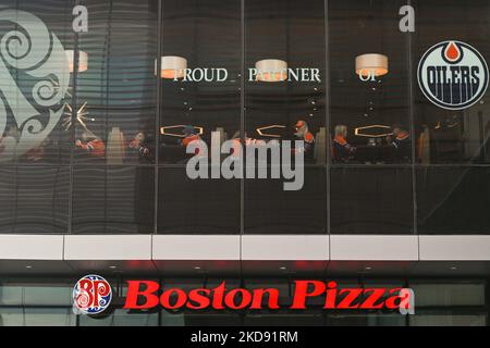 Tifosi Oilers visto all'interno di Boston Pozza. Centinaia di fan di Edmonton Oilers si sono riuniti nell'Ice District Plaza lunedì sera per celebrare la prima partita degli Oilers nei playoff della Stanley Cup 2022. Lunedì 2 maggio 2022, a Edmonton, Alberta, Canada. (Foto di Artur Widak/NurPhoto) Foto Stock