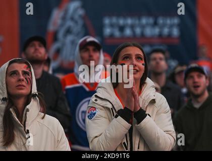 I fan di Oilers guardano il gioco 1 dei playoff Edmonton Oillers vs Los Angeles Kings fuori da Rogers Place, nel centro di Edmonton. Centinaia di fan di Edmonton Oilers si sono riuniti nell'Ice District Plaza lunedì sera per celebrare la prima partita degli Oilers nei playoff della Stanley Cup 2022. Lunedì 2 maggio 2022, a Edmonton, Alberta, Canada. (Foto di Artur Widak/NurPhoto) Foto Stock