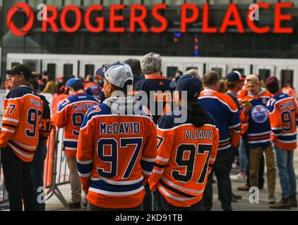 Centinaia di fan di Edmonton Oilers si sono riuniti nell'Ice District Plaza al di fuori di Rogers Place, lunedì sera, per celebrare la prima partita degli Oilers nei playoff della Stanley Cup 2022. Lunedì 2 maggio 2022, a Edmonton, Alberta, Canada. (Foto di Artur Widak/NurPhoto) Foto Stock