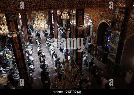 La gente di Kashmiri prega in un santuario su Eid ul Fitr a Srinagar, indiano amministrato Kashmir il 03 maggio 2022. Le autorità governative hanno impedito preghiere congregazionali nella grande moschea del Kashmir Jamia Masjid e Eid Gah a Srinagar. (Foto di Muzamil Mattoo/NurPhoto) Foto Stock