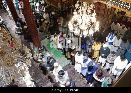 La gente di Kashmiri prega in un santuario su Eid ul Fitr a Srinagar, indiano amministrato Kashmir il 03 maggio 2022. Le autorità governative hanno impedito preghiere congregazionali nella grande moschea del Kashmir Jamia Masjid e Eid Gah a Srinagar. (Foto di Muzamil Mattoo/NurPhoto) Foto Stock