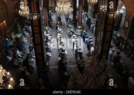 La gente di Kashmiri prega in un santuario su Eid ul Fitr a Srinagar, indiano amministrato Kashmir il 03 maggio 2022. Le autorità governative hanno impedito preghiere congregazionali nella grande moschea del Kashmir Jamia Masjid e Eid Gah a Srinagar. (Foto di Muzamil Mattoo/NurPhoto) Foto Stock