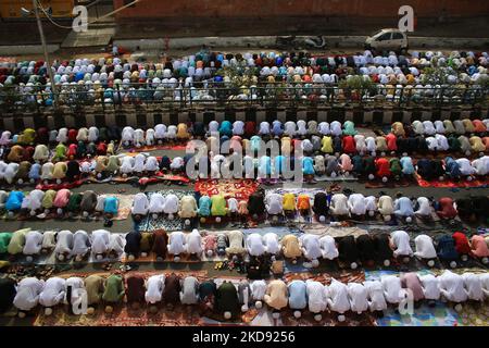 I musulmani offrono le preghiere all'Idgah Masjid in occasione di Eid-ul-Fitr, all'autostrada di Delhi-Jaipur, a Jaipur , Rajasthan, India,martedì, 3 maggio 2022. I musulmani di tutto il mondo celebrano l'Eid con zelo e grandezza.(Foto di Vishal Bhatnagar/NurPhoto) Foto Stock