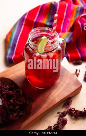 Agua de giamaica. Ibiscus tè fatto come infusione da roselle fiore (Hibiscus sabdariffa). Può essere consumato sia caldo che freddo. Bevanda molto popolare in M Foto Stock