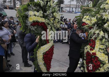 Parenti e amici delle vittime che sono morti il 3 maggio 2021 durante il crollo della sezione elevata della linea 12 del sistema di trasporto collettivo della metropolitana a Città del Messico hanno visitato il sito dell'incidente per pregare e porre diverse corone funebri in loro memoria. Hanno anche chiesto giustizia e punizioni per i responsabili della costruzione della sezione danneggiata. (Foto di Gerardo Vieyra/NurPhoto) Foto Stock