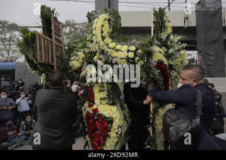 Parenti e amici delle vittime che sono morti il 3 maggio 2021 durante il crollo della sezione elevata della linea 12 del sistema di trasporto collettivo della metropolitana a Città del Messico hanno visitato il sito dell'incidente per pregare e porre diverse corone funebri in loro memoria. Hanno anche chiesto giustizia e punizioni per i responsabili della costruzione della sezione danneggiata. (Foto di Gerardo Vieyra/NurPhoto) Foto Stock