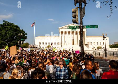 Migliaia di attivisti favorevoli alla scelta partecipano a un raduno presso la Corte Suprema il giorno dopo aver appreso che i giudici della Corte avevano votato per ribaltare Roe contro Wade in un progetto di parere per il caso Dobbs contro JWHO. La polizia del Campidoglio si trova su un lato di una barricata che separa i manifestanti dai dimostranti a favore della vita. La Jackson Women’s Health Organization sta sfidando il divieto del Mississippi di aborto dopo 15 settimane, prima della vitalità fetale, che è stato lo standard dalla decisione Roe. Erano presenti centinaia di dimostranti pro-scelta e pro-vita. (Foto di Allison Bailey/NurPhoto) Foto Stock