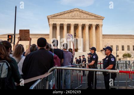 Gli ufficiali della polizia del Campidoglio si trovano dietro una barricata durante un rally pro-choice alla Corte Suprema il giorno dopo aver appreso che i giudici della Corte hanno votato per rovesciato Roe contro Wade in un progetto di parere per il caso Dobbs contro JWHO. La polizia aveva istituito le barricate per separare i manifestanti pro-scelta e pro-vita; tuttavia, erano presenti diverse migliaia di dimostranti pro-scelta e circa 25 dimostranti pro-vita. (Foto di Allison Bailey/NurPhoto) Foto Stock