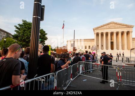 Gli ufficiali della polizia del Campidoglio si trovano dietro una barricata durante un rally pro-choice alla Corte Suprema il giorno dopo aver appreso che i giudici della Corte hanno votato per rovesciato Roe contro Wade in un progetto di parere per il caso Dobbs contro JWHO. La polizia aveva istituito le barricate per separare i manifestanti pro-scelta e pro-vita; tuttavia, erano presenti diverse migliaia di dimostranti pro-scelta e circa 25 dimostranti pro-vita. (Foto di Allison Bailey/NurPhoto) Foto Stock