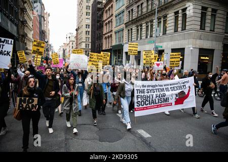 Migliaia di manifestanti dei diritti all'aborto si sono radunati a Foley Square a New York il 3 maggio 2022, in seguito marciando a Washington Square Park, denunciando il progetto di parere trapelato scritto dalla Corte Suprema Samuel Alito che suggerisce che Roe contro Wade sarà abbattuto nei prossimi mesi. (Foto di Karla Ann Cote/NurPhoto) Foto Stock