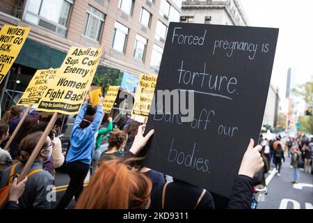 Migliaia di manifestanti dei diritti all'aborto si sono radunati a Foley Square a New York il 3 maggio 2022, in seguito marciando a Washington Square Park, denunciando il progetto di parere trapelato scritto dalla Corte Suprema Samuel Alito che suggerisce che Roe contro Wade sarà abbattuto nei prossimi mesi. (Foto di Karla Ann Cote/NurPhoto) Foto Stock