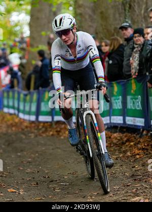 NAMUR, BELGIO - 5 NOVEMBRE: Marianne Vos dei Paesi Bassi durante la 2022 UEC Cyclo Cross - gara d'élite femminile alla città di Namur il 5 novembre 2022 a Namur, Belgio (Foto di Patrick Goosen/Orange Pictures) Foto Stock