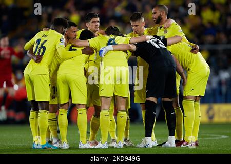 I giocatori del Villarreal FC si riuniscono prima della partita della UEFA Champions League Semifinal di seconda tappa tra Villarreal CF e Liverpool FC all'Estadio de la Ceramica, 3 maggio 2022, Villarreal, Spagna. (Foto di David Aliaga/NurPhoto) Foto Stock