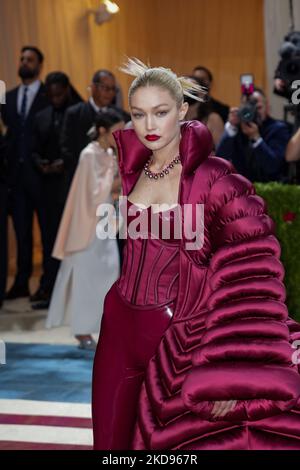 NEW YORK, NEW YORK - Maggio 02: Gigi Hadid partecipa al Met Gala 2022 che celebra 'in America: Un'antologia della Moda' al Metropolitan Museum of Art il 02 maggio 2022 a New York City. (Foto di John Nacion/NurPhoto) Foto Stock