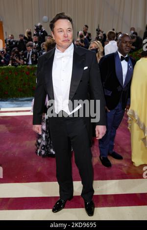 NEW YORK, NEW YORK - 02 MAGGIO: Elon Muskpartecipa al 2022° Met Gala che celebra il "in America: Un'antologia della moda" al Metropolitan Museum of Art il 02 maggio 2022 a New York City. (Foto di John Nacion/NurPhoto) Foto Stock