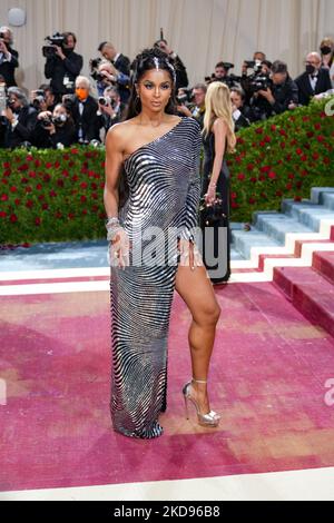 NEW YORK, NEW YORK - 02 MAGGIO: Ciara partecipa al Met Gala 2022 che celebra il "in America: Un'antologia della moda" al Metropolitan Museum of Art il 02 maggio 2022 a New York City. (Foto di John Nacion/NurPhoto) Foto Stock