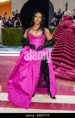 NEW YORK, NEW YORK - 02 MAGGIO: SZA partecipa al Met Gala 2022 che celebra il "in America: Un'antologia della moda" al Metropolitan Museum of Art il 02 maggio 2022 a New York City. (Foto di John Nacion/NurPhoto) Foto Stock