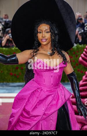 NEW YORK, NEW YORK - 02 MAGGIO: SZA partecipa al Met Gala 2022 che celebra il "in America: Un'antologia della moda" al Metropolitan Museum of Art il 02 maggio 2022 a New York City. (Foto di John Nacion/NurPhoto) Foto Stock