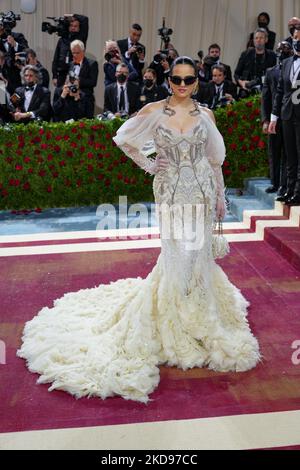 NEW YORK, NEW YORK - 02 MAGGIO: Rosalía partecipa al Met Gala 2022 che celebra il "in America: An Anthology of Fashion" al Metropolitan Museum of Art il 02 maggio 2022 a New York City. (Foto di John Nacion/NurPhoto) Foto Stock