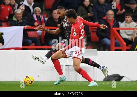 Brennan Johnson di Nottingham Forest combatte con Ethan Pinnock di Brentford durante la partita della Premier League tra Nottingham Forest e Brentford al City Ground di Nottingham sabato 5th novembre 2022. (Credit: Jon Hobley | NOTIZIE MI) Credit: NOTIZIE MI & Sport /Alamy Live News Foto Stock