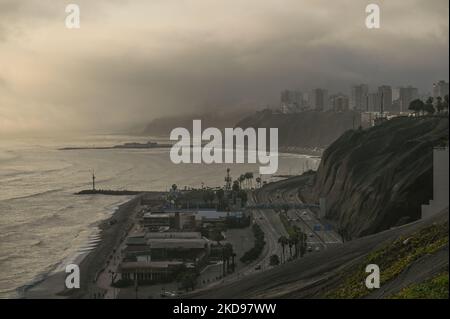 Scogliere, la costa e l'Oceano Pacifico nel quartiere Barranco di Lima. Sabato, 23 aprile, 2022, a Lima, Perù. (Foto di Artur Widak/NurPhoto) Foto Stock