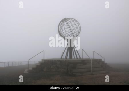 Simbolo del globo di Nordkapp North Cape in una giornata di nebbia Foto Stock