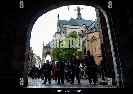 Una silenziosa processione portò le strade al "Keizer Traianusplein", dove si alzarono due monumenti in ricordo delle vittime della seconda guerra mondiale, durante la Giornata della memoria che si tenne nuovamente a Nijmegen, il 4th maggio 2022. (Foto di Romy Arroyo Fernandez/NurPhoto) Foto Stock