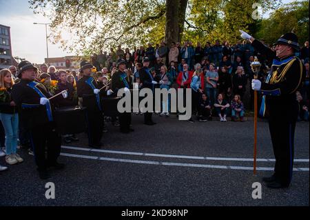 Una silenziosa processione portò le strade al "Keizer Traianusplein", dove si alzarono due monumenti in ricordo delle vittime della seconda guerra mondiale, durante la Giornata della memoria che si tenne nuovamente a Nijmegen, il 4th maggio 2022. (Foto di Romy Arroyo Fernandez/NurPhoto) Foto Stock