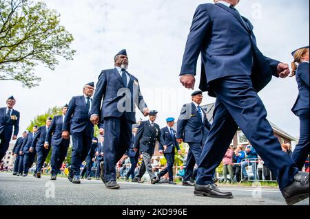 I veterani stanno marciando durante la Parata di Liberazione che si tiene di nuovo a Wageningen, il 5th maggio 2022. (Foto di Romy Arroyo Fernandez/NurPhoto) Foto Stock