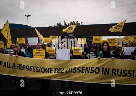 Gli attivisti di Amnesty International partecipano alla manifestazione ''Stop alla repressione del dissenso in Russia'', presso l'ambasciata russa a Roma, in Italia, il 5 maggio 2022. (Foto di Andrea Ronchini/NurPhoto) Foto Stock